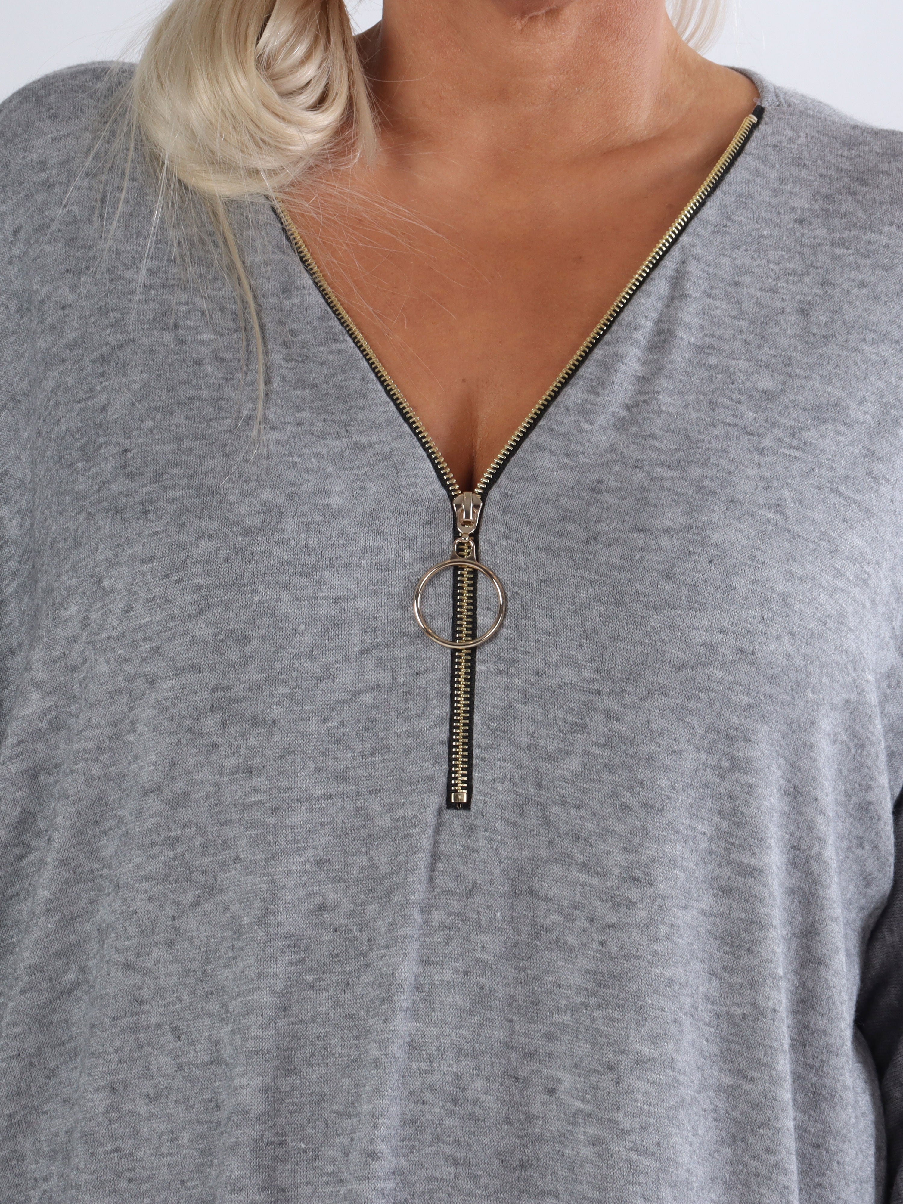 Filippa - Super blød plus size strikkjole med lynlås